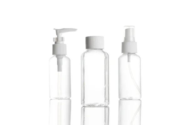 Blanco fles voor zeep shampoo en minerale cosmetica. Heldere plastic dop voor ontsmettingsgel of water geïsoleerd op wit. Spray, pomp transparante achtergrond. — Stockfoto