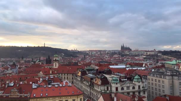 Prag Charles Köprüsü. Avrupa Çek Cumhuriyeti Geleneksel panoramik şehir manzarası — Stok video