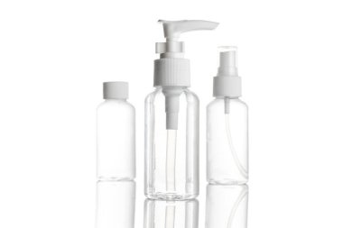 Püskürtme şişesi, boş pompa temiz plastik konteyner kozmetik sabun ve mineral şampuanı. Antiseptik jel, beyaz arka planda su boşluğu kapağında izole edilmiş. Antibakteriyel dezenfektan tüpü