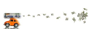 Amerikan Doları. Washington Amerikan parası. Düşen usd para arkaplanı olan model oyuncak araba izole edildi.