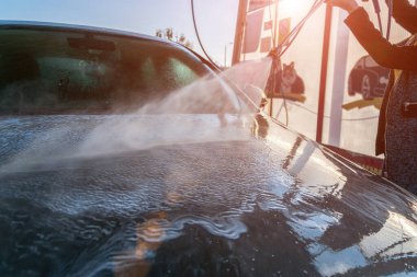 Oto yıkama istasyonu. Arabayı suyla yıka, köpükle. Sabun taşıt servisi. Basınç ağdasına dikkat.