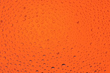 Dokusunu düşürür. Cam zemin ıslak. Kabarcık deseni.