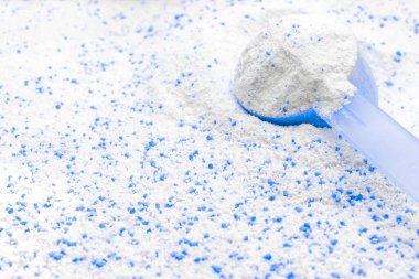 Deterjan gömleği. Kepçeli beyaz sabun dokusu. Çamaşır makinesi için bardakta sıvı toz. Çamaşır yıkama arka planı. Eko tarzı temizlik kavramı.