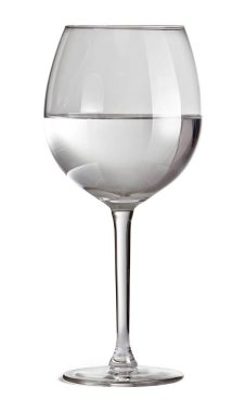 Kırpma yolu ile beyaz arka plan üzerinde izole şarap için cam yarım tam. Cam su ile.