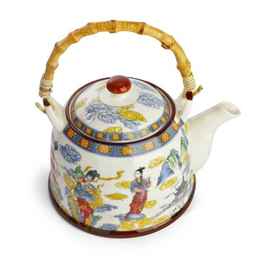 Beyaz arka plan üzerinde izole klasik tarzda bir Çin oyma ile porselen çaydanlık. Kırpma yolu.