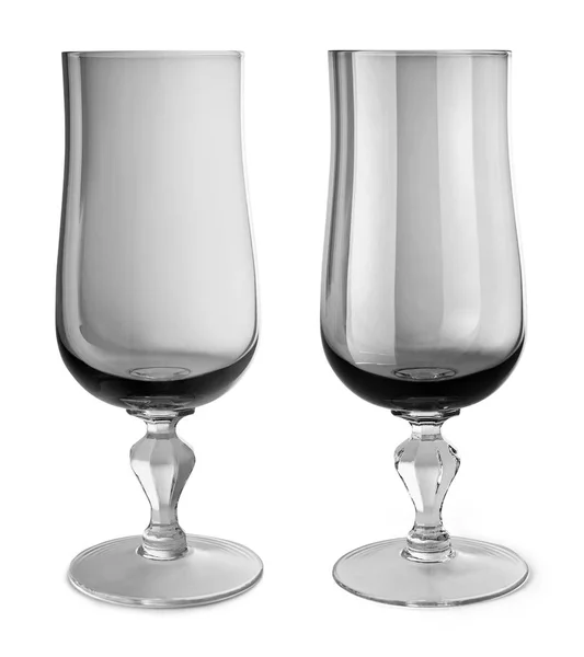 Verre en cristal vide pour vin ou champagne avec fond sombre isolé sur fond blanc avec chemin de coupe . — Photo