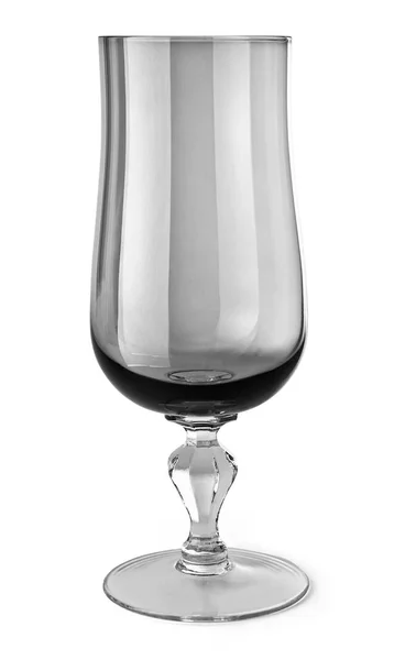 Vidrio de cristal vacío para vino o champán con fondo oscuro aislado sobre fondo blanco con camino de recorte . — Foto de Stock