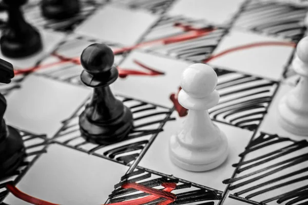 チェス。白と黒のポーンをホワイト ボードにお互いに直面して. — ストック写真