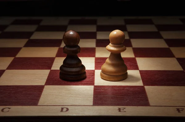 Ahşap Satranç. Siyah ve beyaz piyon satranç tahtasının. — Stok fotoğraf