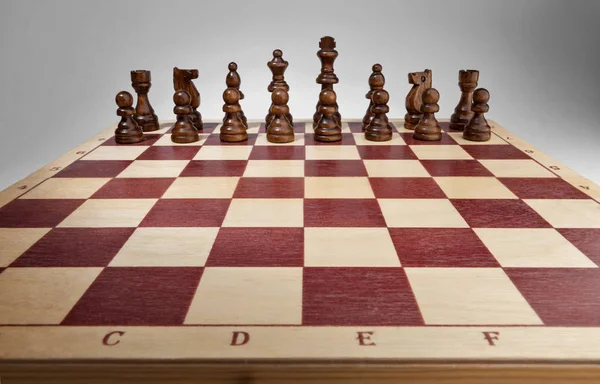Schaakbord met schaakstukken. Zwarte set, top brede kijkhoek. — Stockfoto