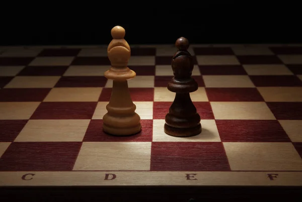 Drewniane szachy. Biskup czerni i bieli na szachownicy. — Zdjęcie stockowe