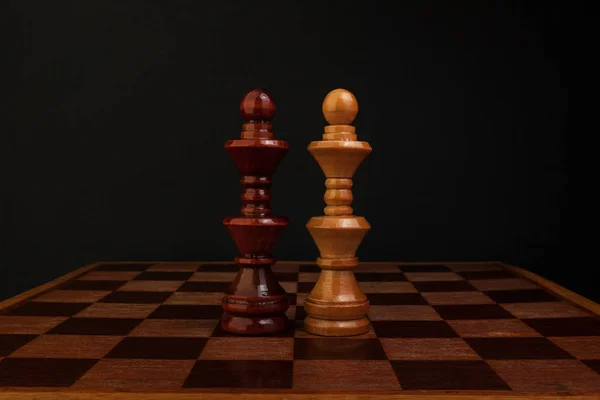 Chess. Svart och vit kung på träskiva. — Stockfoto