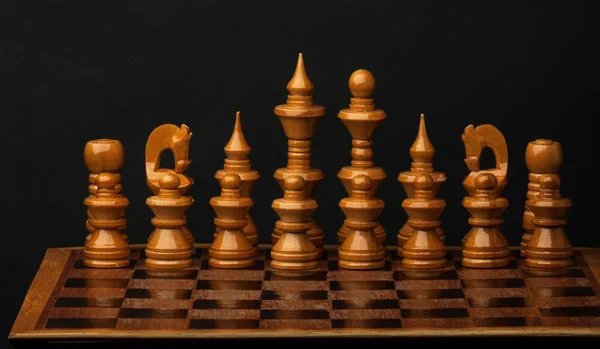 Figuras blancas de ajedrez en tablero de madera. Conjunto de figuras de ajedrez . — Foto de Stock