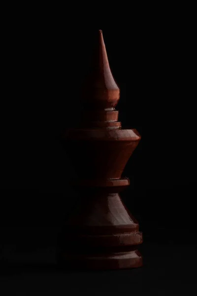 Chess. Svart biskop på svart bakgrund. — Stockfoto