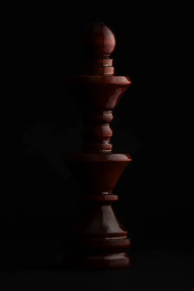 Schach. schwarze Königin auf schwarzem Hintergrund. — Stockfoto