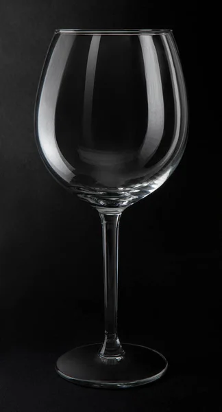 Verre en cristal vide pour vin isolé avec chemin de coupe . — Photo