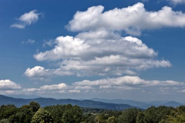 Yaz dağlar yeşil çim ve mavi gökyüzü bulutlar manzara ile.
