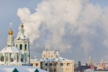 Aziz Nikolaos Kilisesi Zayaitskom, işçinin kule ve St Basils Katedrali.