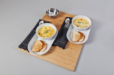 Hizmet balık çorbası tost bir ahşap tepsi, üstten görünüm ile beyaz bir tabak içinde.