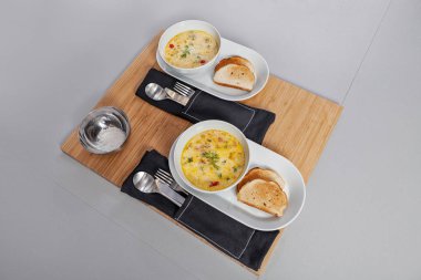 Hizmet balık çorbası tost bir ahşap tepsi, üstten görünüm ile beyaz bir tabak içinde.