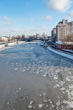 Moskova, Rusya - 22 Şubat 2018: Kremlin ve çeşitli tiyatro, köprü ve Moskova Nehri.