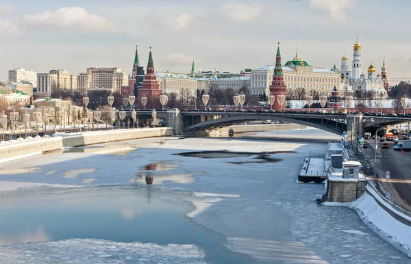 Moscow, Rusya Federasyonu - 22 Şubat 2018: Bolshoy Kamenny Moskova Nehri'ne Moskova Kremlin batı ucundaki kapsayan bir çelik kemer köprü köprüdür.