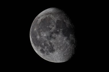 Açık gökyüzü yol ortasında yarım ay.