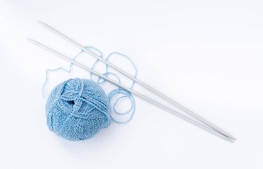 Örgü örmek ve örmek için iplik, dikiş yapmak için malzeme. Eğitim ya da reklam için arka plan. Hobiler ve yaratıcılık için arka plan. Boş zaman ve eğlence için. Karantinada yaşam.