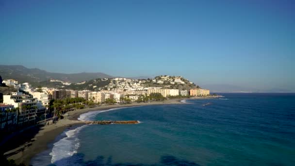 4K film drone vue du dessus vidéo prise de la ville de la côte sud-est de l'Espagne tandis que les vagues de mer turquoise se brisent sur la côte sablonneuse. Vue aérienne de la plage d'eau de mer bleu profond et de vagues mousseuses — Video