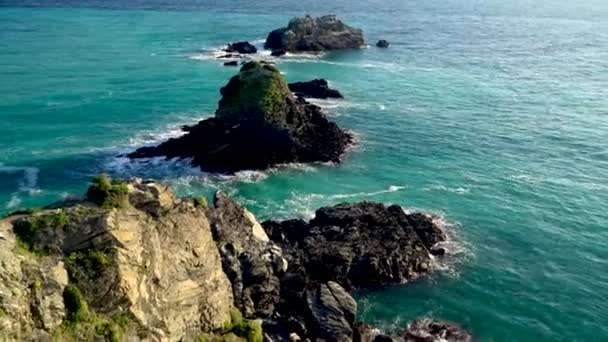 4k Motion Video Antecedentes Lazo de vista aérea de la costa y olas que se estrellan en la costa rocosa del acantilado en el sureste de España. Movimiento diagonal — Vídeo de stock