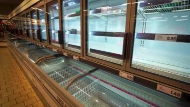 14 Mart 2020 'de İspanya' da Coronavirus Covid19 paniği yaşandı. Marketlerdeki boş raflar. İnsanlar bütün eti, makarnayı, tahılları, sebzeleri, meyveleri satın aldı. Granada 'da karantina.