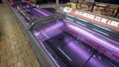 Büyük İspanya 14 Mart 2020: boş süpermarket rafları. İspanya 'daki Coronavirus Covid19 V paniği. İnsanlar bütün eti, makarnayı, tahılları, sebzeleri, meyveleri satın aldı. Granada 'da karantina.