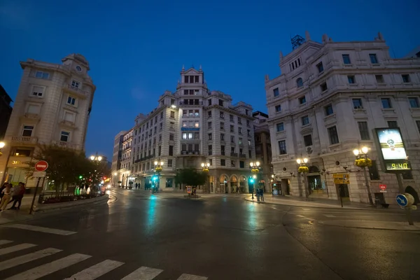 Granada Španělsko 14. března 2020: Ulice a náměstí bez turistů. Prázdné ulice města. Koronavirová epidemie. Opuštěné náměstí ve Španělsku. Země je v karanténě přes Covid19 — Stock fotografie