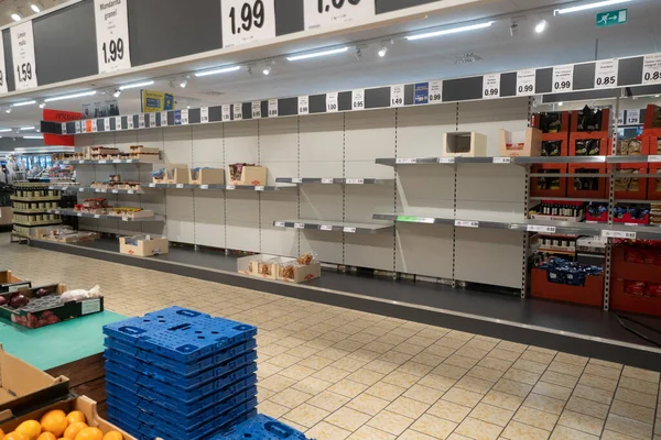 Granada Espanha 14 março, 2020: Covid19 em Espanha. Prateleiras vazias em mercearias. Pânico do coronavírus As pessoas compraram toda a carne, massas, cereais, legumes, frutas. Quarentena em Granada . — Fotografia de Stock