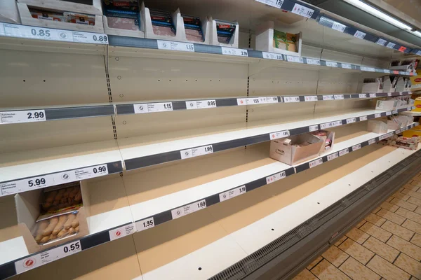 Granada España 14 marzo, 2020: Estanterías de supermercados vacías. Pánico por el coronavirus. Covid19 en Granada. La gente compraba toda la carne, pasta, cereales, verduras, frutas. Cuarentena en España . —  Fotos de Stock