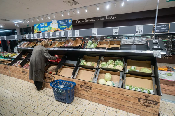 Granada España 14 marzo, 2020: La anciana tiene miedo de infectarse con el coronavirus COVID19 y por lo tanto llegó tarde a la tienda a comprar comestibles, y las estanterías estaban vacías. Cuarentena en España . —  Fotos de Stock