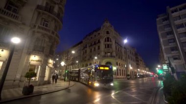 Editör: Granada, İspanya - 14 Mart 2020: Coronavirus Covid19 salgını sırasında İspanya 'nın akşam çöl turistik kenti. Boş otobüs yolculukları. Salgın Panik
