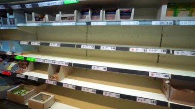Granada İspanya 14 Mart 2020: Marketlerde boş raflar. İspanya 'daki Coronavirus Covid19 paniği. İnsanlar bütün eti, makarnayı, tahılları, sebzeleri, meyveleri satın aldı. Granada 'da karantina.