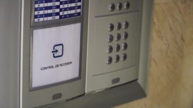 4K görüntü. Kapıyı kilitleyip açmak için giriş kartı takılı olan kapı kontrolü. Güvenlik sistemi kavramı