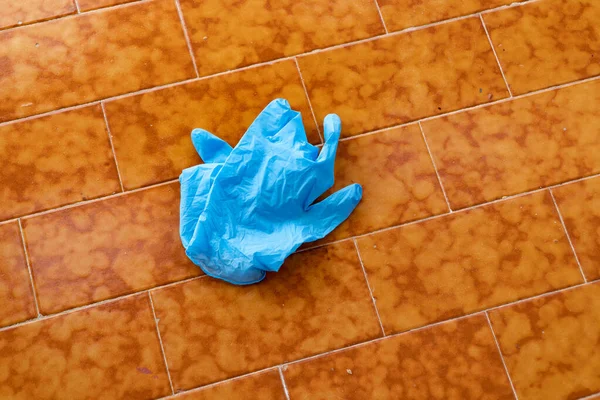 Yere Atılmış Mavi Tek Kullanımlık Eldivenler Kırpma Yolunu Kaydet Coronavirus — Stok fotoğraf