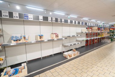 Büyük İspanya 14 Mart 2020: boş süpermarket rafları. İspanya 'daki Coronavirus Covid19 paniği. İnsanlar bütün eti, makarnayı, tahılları, sebzeleri, meyveleri satın aldı. Granada 'da karantina.