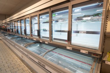 Büyük İspanya 14 Mart 2020: boş süpermarket rafları. İspanya 'daki Coronavirus Covid19 paniği. İnsanlar bütün eti, makarnayı, tahılları, sebzeleri, meyveleri satın aldı. Granada 'da karantina.