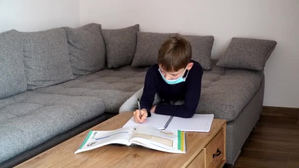 고립된 아이들은 온라인 교육을 배우는 어려움을 겪습니다 자립심 가정용 코로나 — 비디오