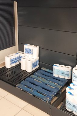 Granada İspanya 11 Mart 2020: Süpermarkette tuvalet kağıdı yok. İspanya 'daki koronavirüs Covid19 yüzünden karantina paniği. Boş süpermarket rafları. Mobil fotoğrafçılık.