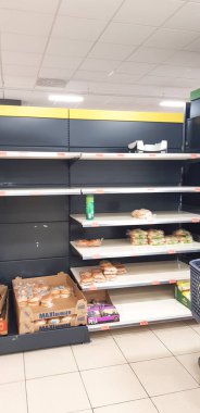 Granada İspanya 11 Mart 2020: Süpermarkette sandviç ve sosisli sandviç yok. İspanya 'daki koronavirüs Covid19 yüzünden karantina paniği. Boş süpermarket rafları. Mobil fotoğrafçılık.