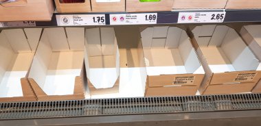 Granada İspanya 11 Mart 2020: Süpermarkette soğuk et yok. İspanya 'daki koronavirüs Covid19 yüzünden karantina paniği. Boş süpermarket rafları. Mobil fotoğrafçılık.