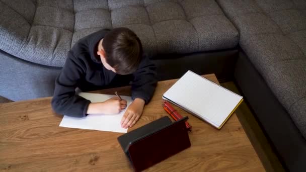 Online Onderwijs Afstand Geïsoleerd Kind Quarantaine Bij Home Masker Afstandsonderwijs — Stockvideo