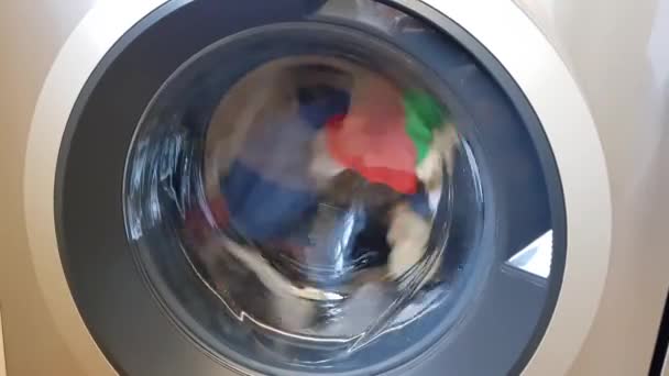 Wasmachine Wast Gekleurde Kleding Lakens Cilinder Draait Close Een Wasmachine — Stockvideo