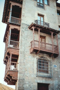 Cuenca, İspanya 11 Ekim 2017. Birçok casas colgadas uçurumun kenarına kadar inşa edilir, bu da Cuenca 'yı İspanya' nın en çarpıcı şehirlerinden biri yapar. Eski Cuenca kasabası Unesco Dünya Mirası 'dır.