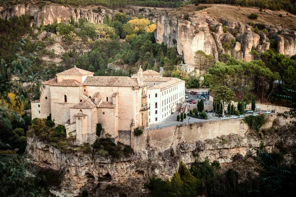 Cuenca, İspanya 11 Ekim 2017. Cuenca Manastırı, İspanya 'nın orta kesimindeki La Macha bölgesinde yer alan Cuenca şehrindeki Parador de Cuenca adlı bir oteldir.
